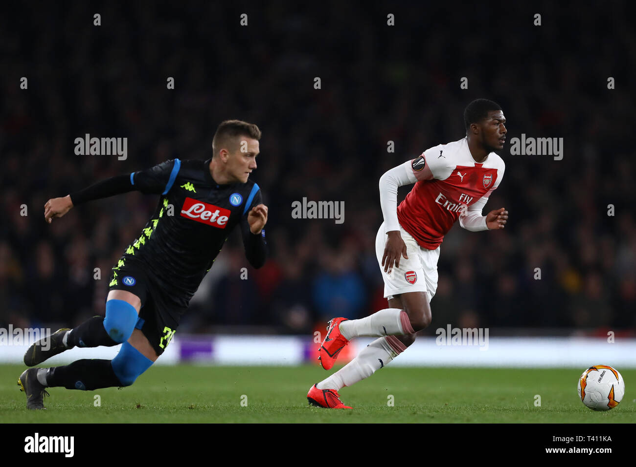 Ainsley Maitland-Niles di Arsenal batte Piotr Zielinski di Napoli - Arsenal v Napoli, UEFA Europa League quarti di finale - prima gamba, Emirates Stadium, lo Foto Stock