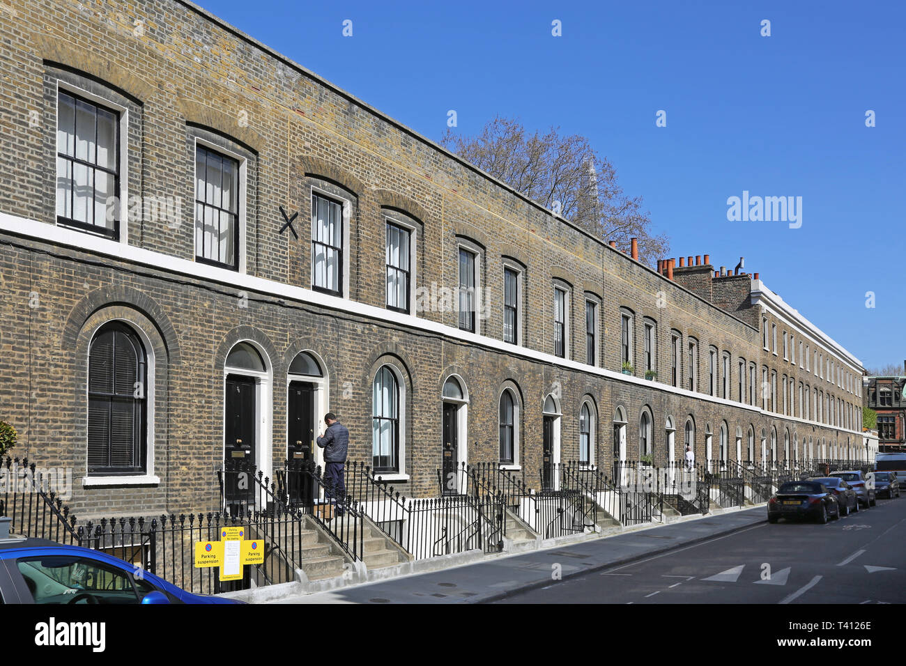 Una fila di Vittoriana originale casette a schiera su Falmouth Street, Londra, Regno Unito. Foto Stock