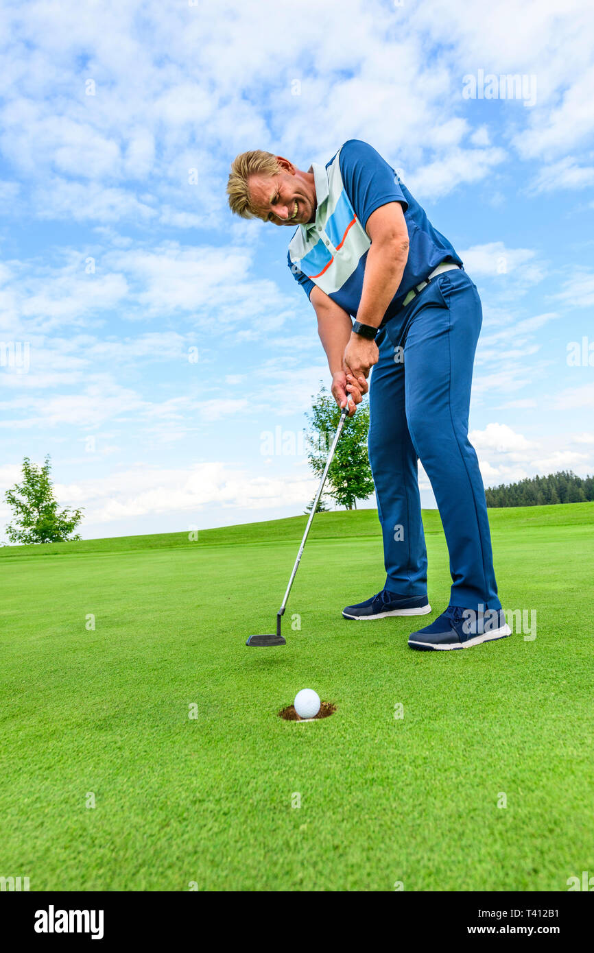 Giocatore di Golf è entusiasta per la riuscita di un putt sul green. Foto Stock