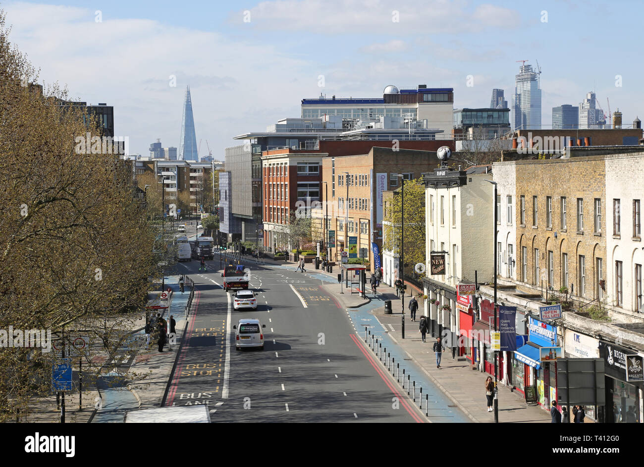 Vista ad alto livello di Mile End Road / Bow Road in East End di Londra. Vista ad ovest verso la città di Londra. Mostra itinerari cicloturistici. La Shard in background. Foto Stock