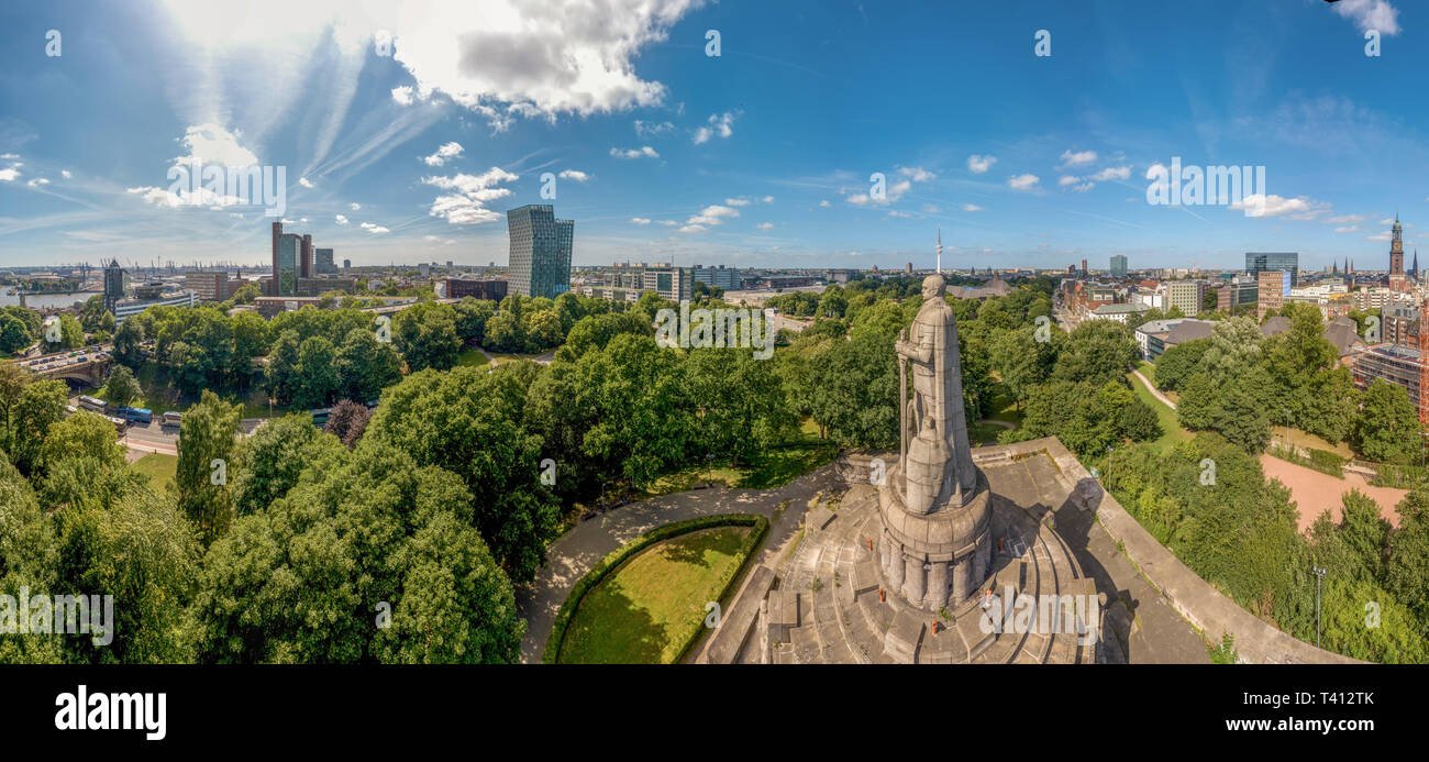 Panorama di Amburgo con Bismarck monumento in condizioni atmosferiche migliori Foto Stock