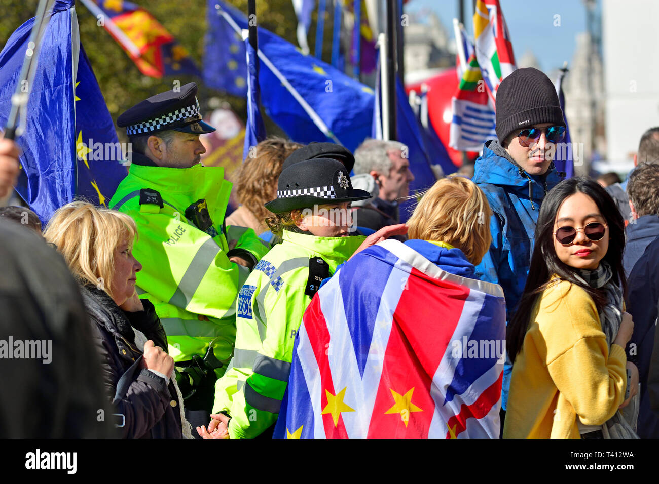 Londra, Inghilterra, Regno Unito. La Metropolitan Police degli ufficiali di polizia proteste Brexit in Westminster, Aprile 2019 Foto Stock