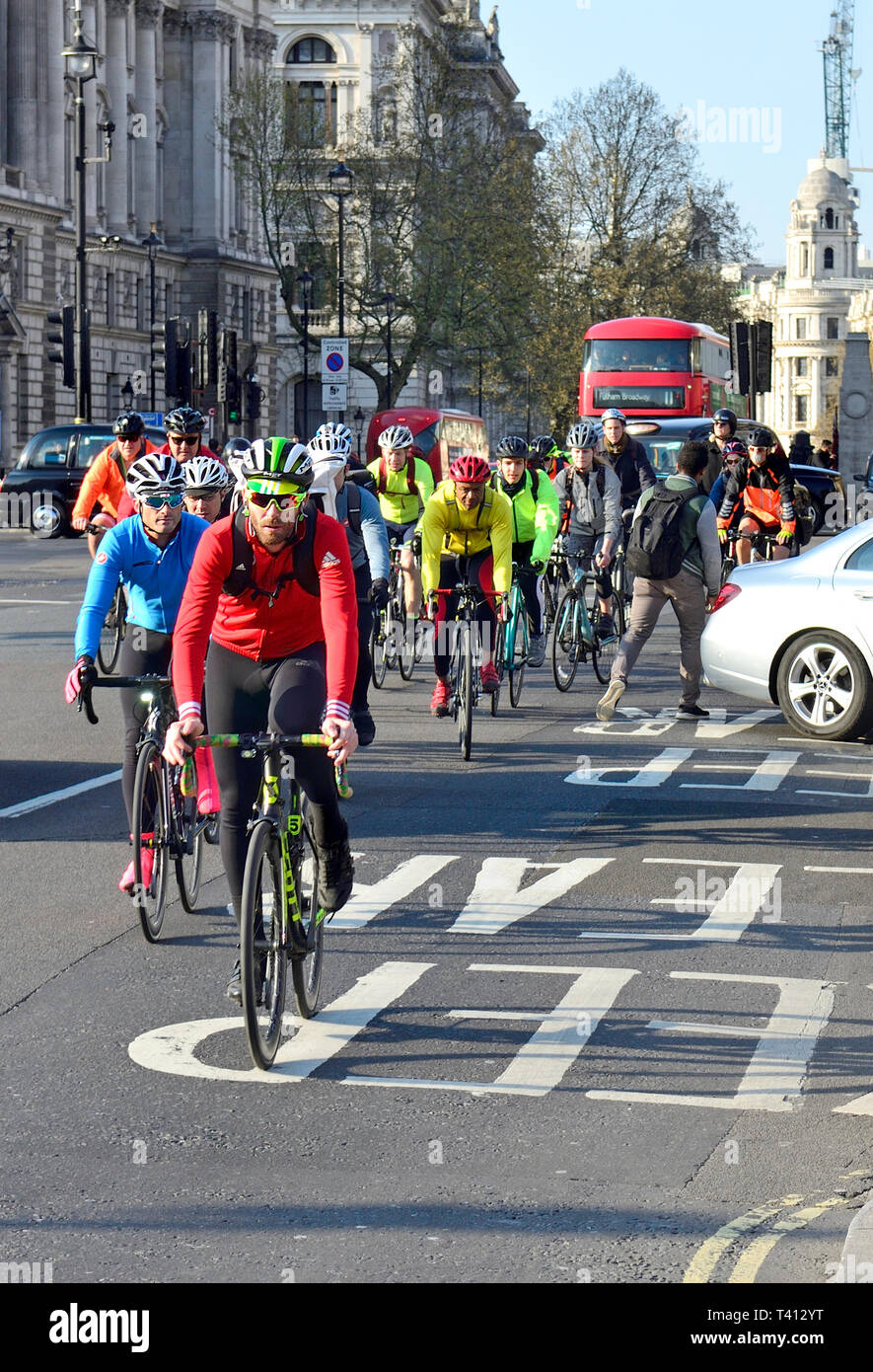 Londra, Inghilterra, Regno Unito. I ciclisti di indossare i colori vivaci dei vestiti in piazza del Parlamento, Westminster Foto Stock