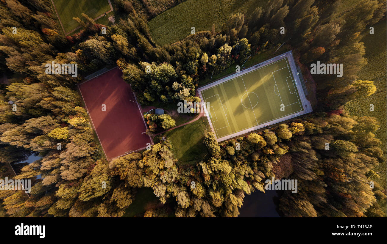 Vista aerea di un impianto sportivo in colori autunnali Foto Stock