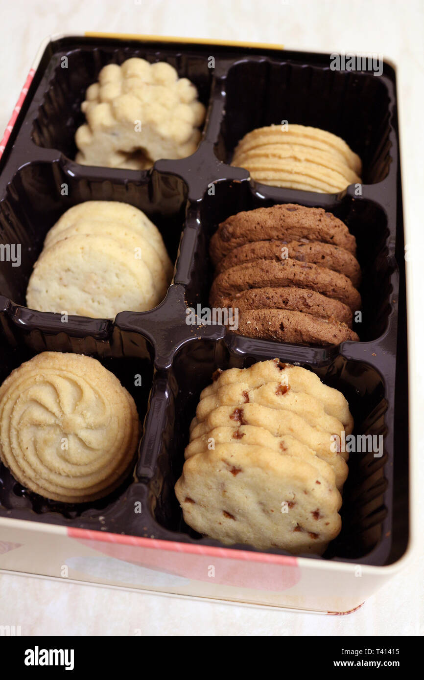 Una scatola di biscotti. Biscotti assortiti in un stagno Foto Stock
