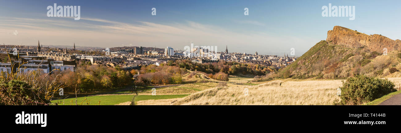 Un grande panorama di Edimburgo il famoso skyline, da Salisbury Crags al Castello di Edimburgo e oltre. Colpo da Holyrood Park. Foto Stock
