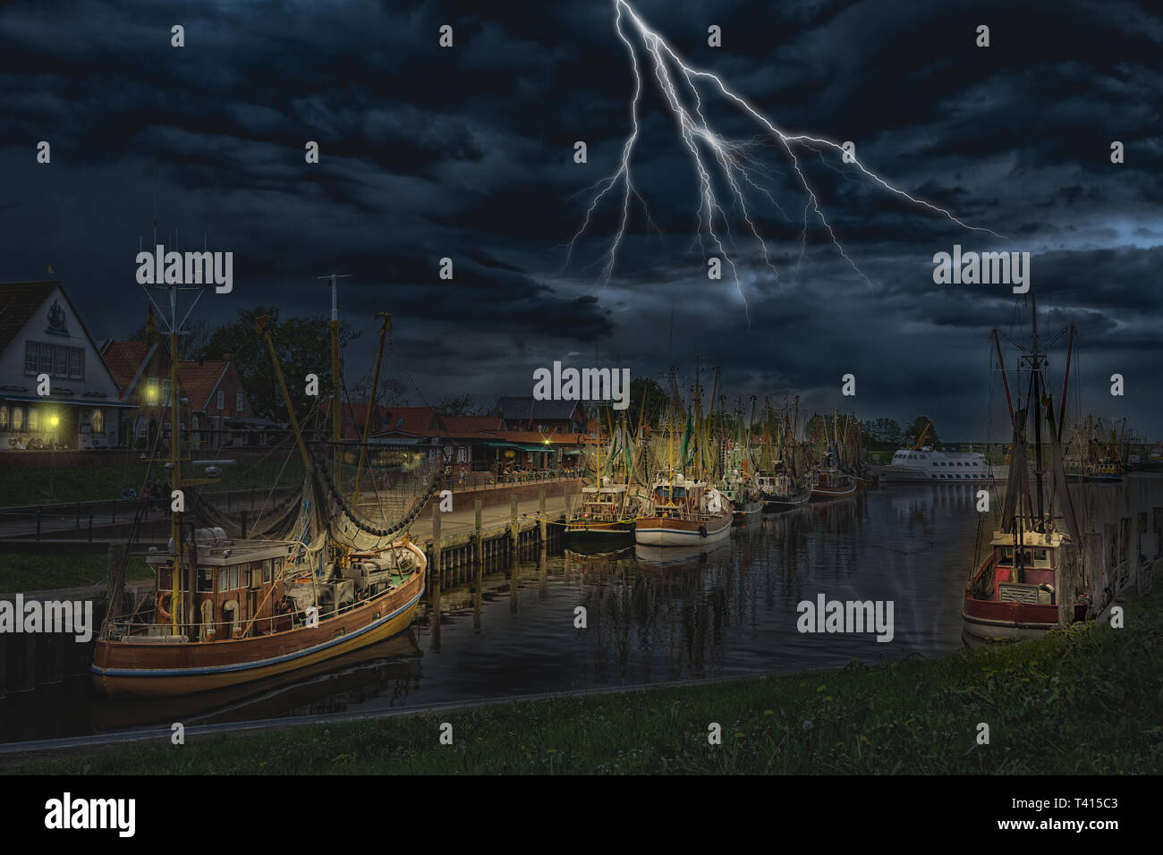 Il Greetsiel porto in serata durante i temporali Foto Stock