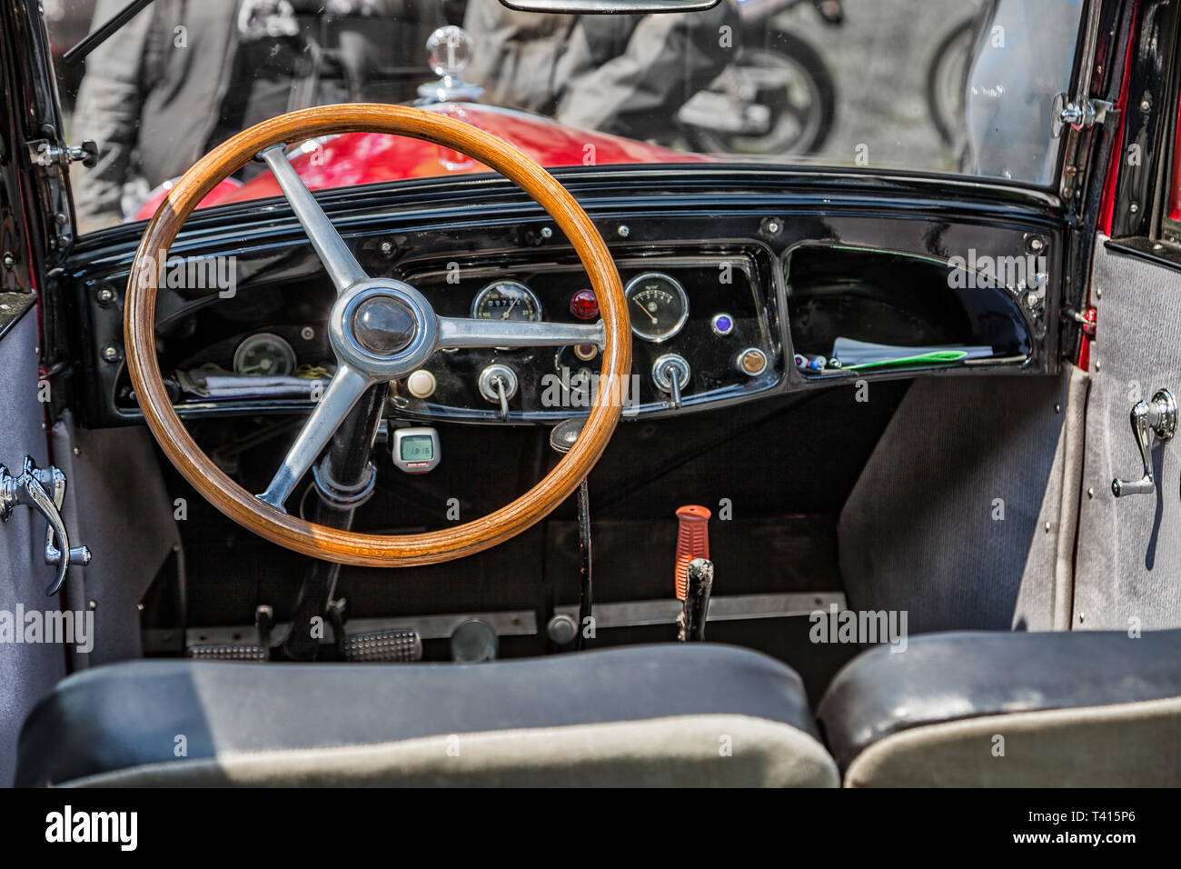 Volante di sterzo e l'interno di un'auto d'epoca Foto stock - Alamy