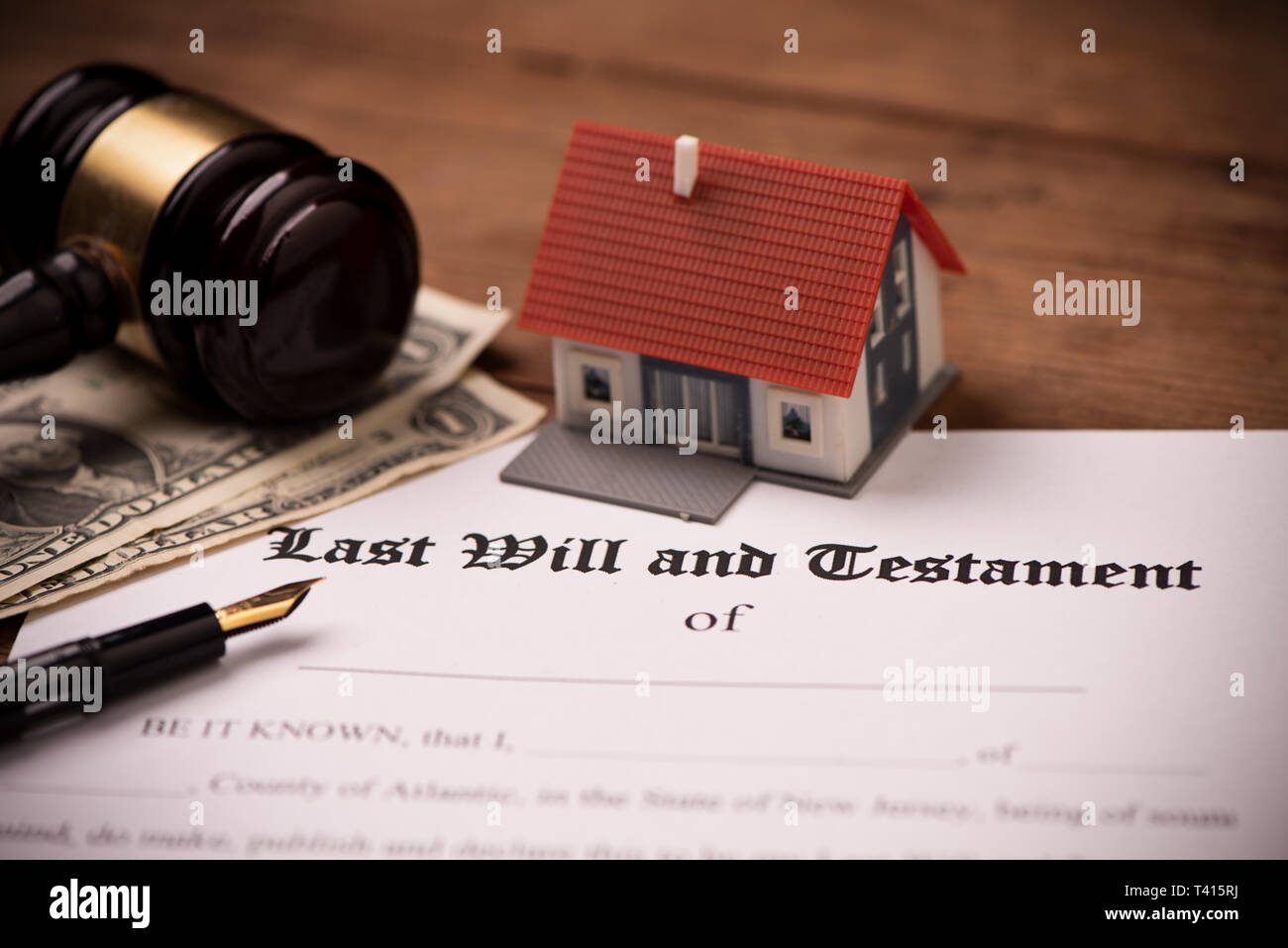Ultima volontà e testamento formano con martello. Decisione finanziaria, close up Foto Stock