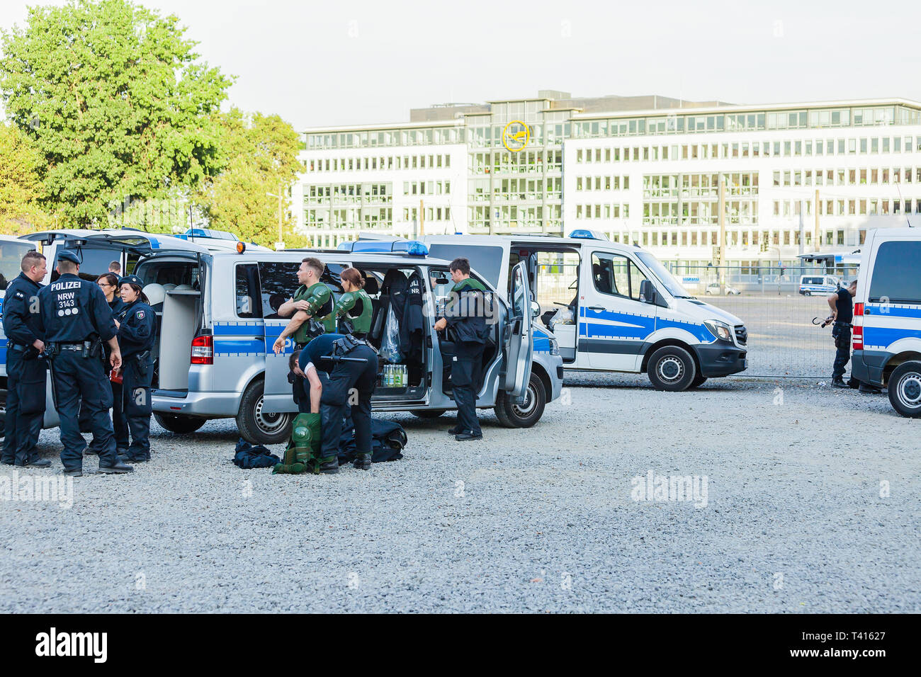 Colonia, Germania - 24 Settembre 2016: poliziotti femminile e la preparazione delle loro apparecchiature di protezione prima di un'azione di fronte alla colonia presentano Foto Stock
