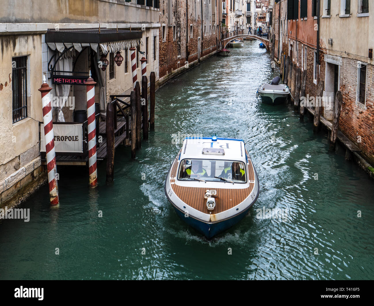Barca di polizia Venezia - a Venezia il lancio di polizia con luci blu lampeggiante si muove verso il basso a un canale di Venezia Italia Foto Stock