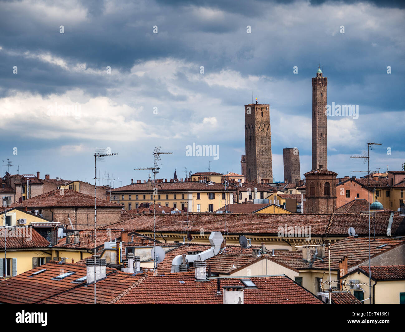 Lo Skyline di Bologna - vista sui tetti di Bologna nel centro di Bologna Italia verso le Torri Gemelle, la Torre della Garisenda e la Torre degli Asinelli. Foto Stock