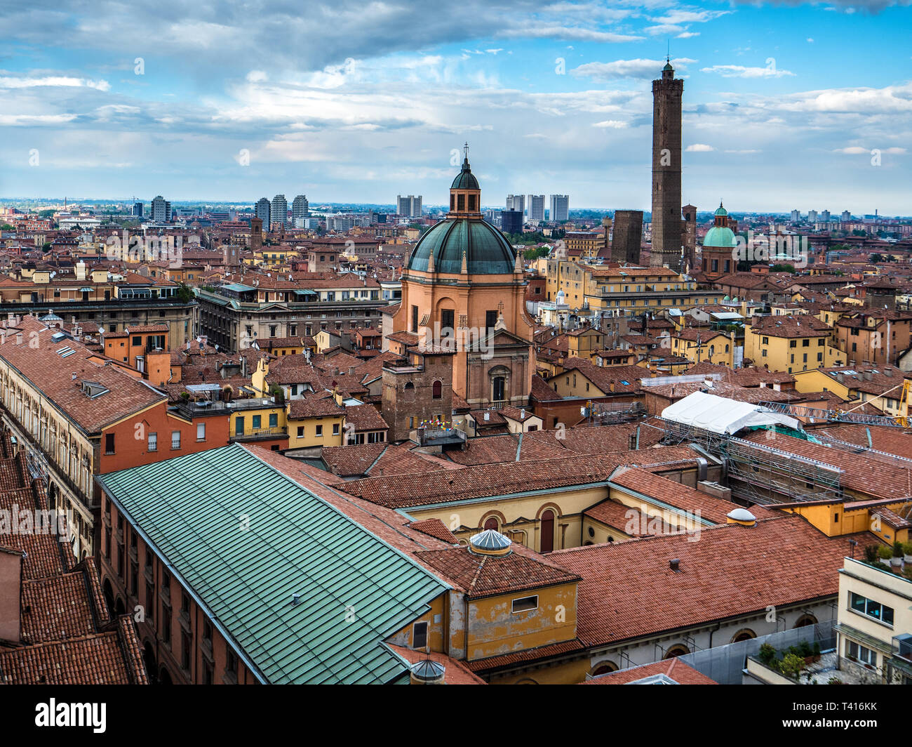 Lo Skyline di Bologna - vista sui tetti di Bologna nel centro di Bologna Italia dalla terrazza della Basilica di San Petronio a Bologna Centrale. Foto Stock