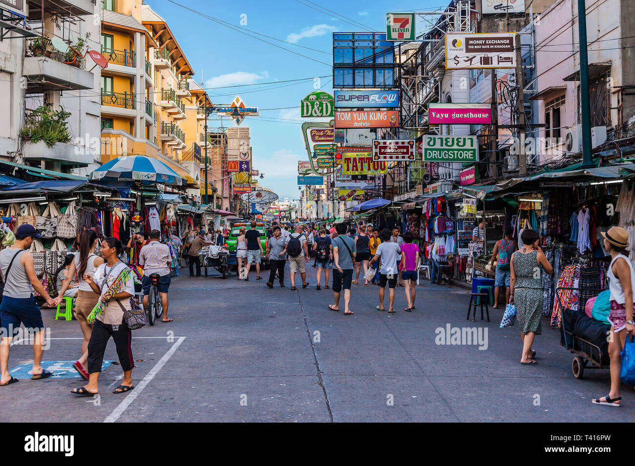Bangkok, Tailandia - 01 Novembre 2015: Il Khaosan Road è a 400 metri di lunghezza ed è la strada più famosa di Bangkok. Foto Stock