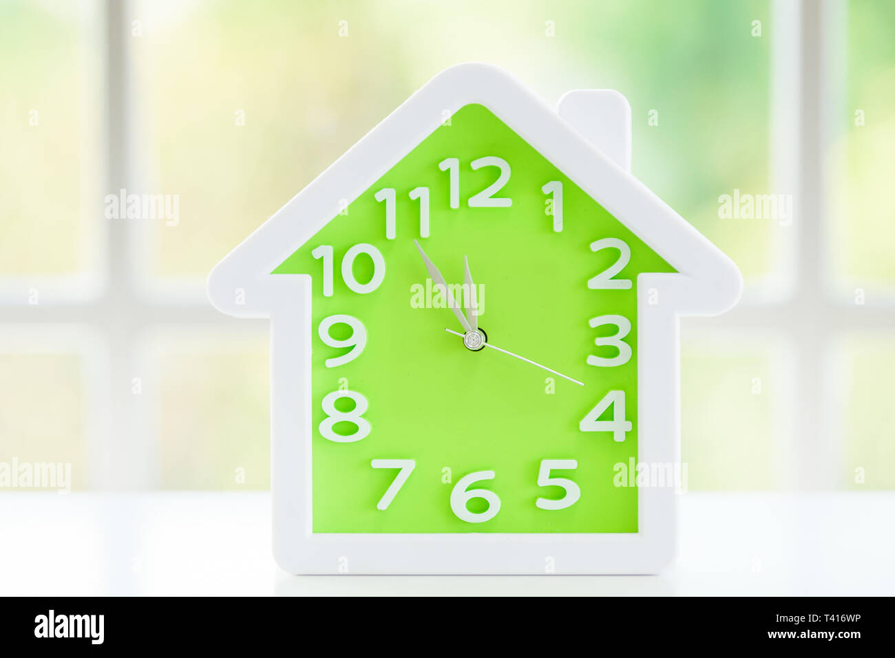 Il modello di orologio con la prima ora di pranzo e lo sfondo della finestra al mattino. Foto Stock