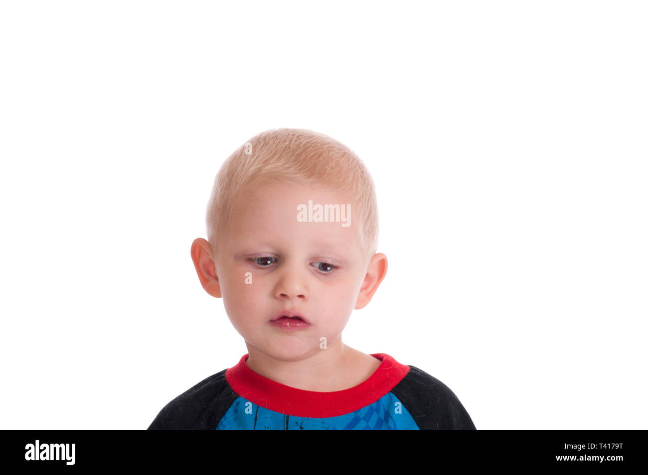 Little Boy preschooler cercando triste o pensieroso. Foto Stock