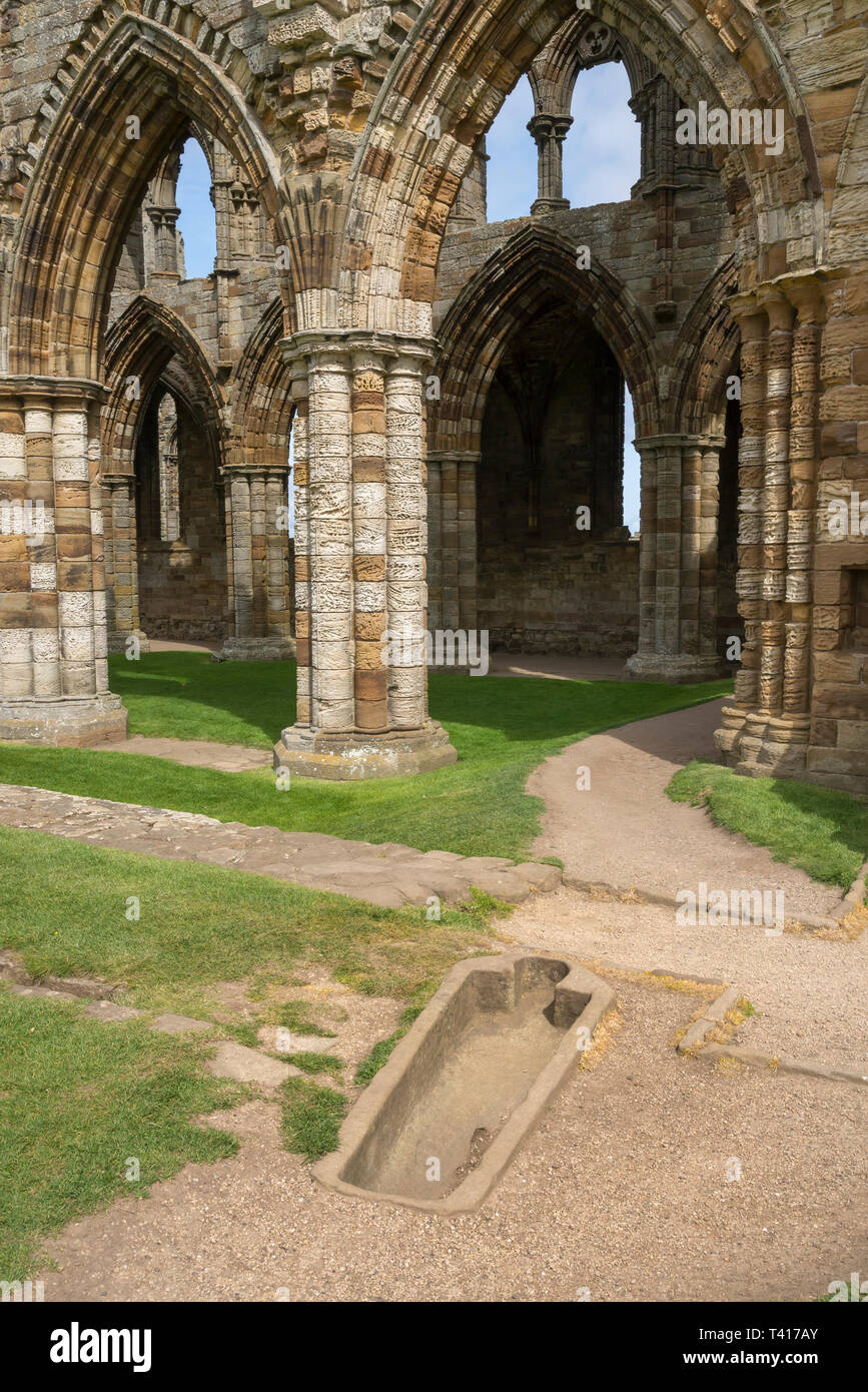 Le rovine di Whitby Abbey. Un ben noto sito storico sulla costa del North Yorkshire, Inghilterra. Foto Stock