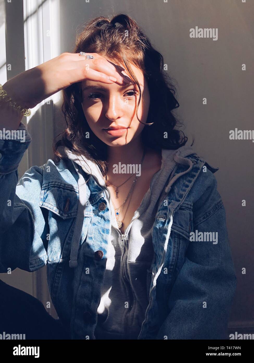 Ritratto di una ragazza adolescente con la sua mano sul suo viso Foto Stock