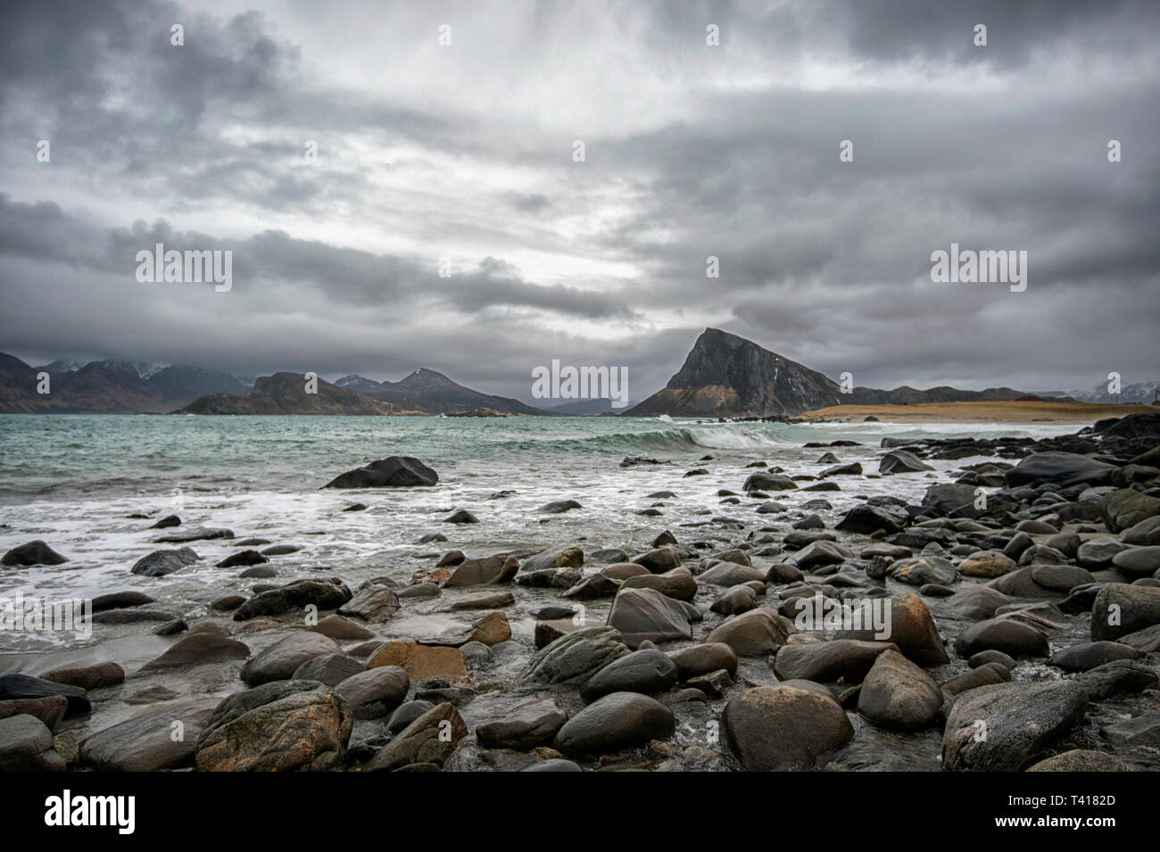 Nuvole temporalesche sulla spiaggia, Myrland, Flakstad, Lofoten, Nordland, Norvegia Foto Stock
