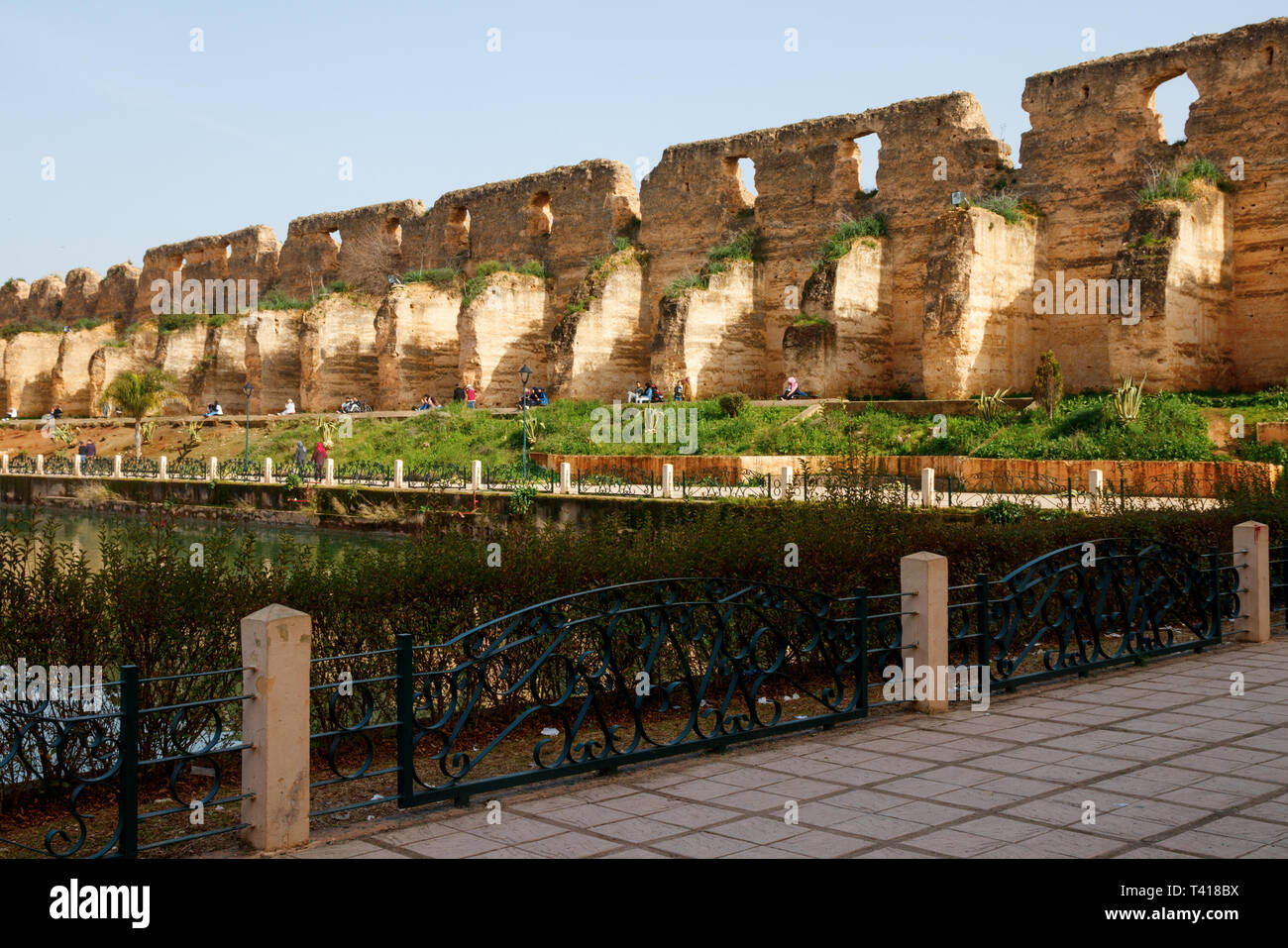 Heri es-Souani parete con grandi contrafforti. Era un antico maestro architettonico pezzo e servita come granaio e maneggio. Meknes, Marocco. Foto Stock