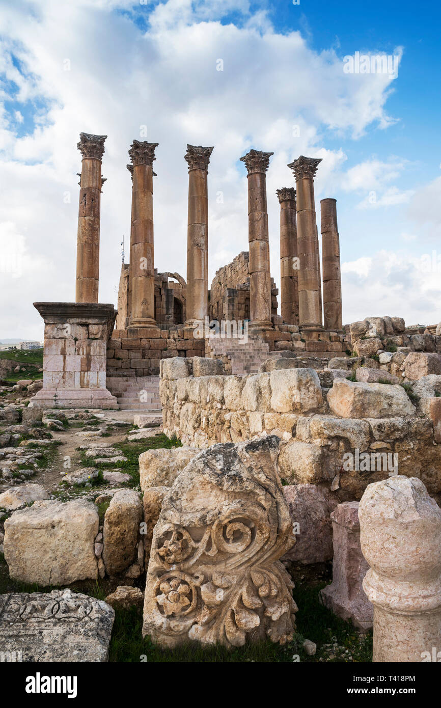 Colonne corinzie presso il tempio di Artemide, Jerash, Giordania Foto Stock