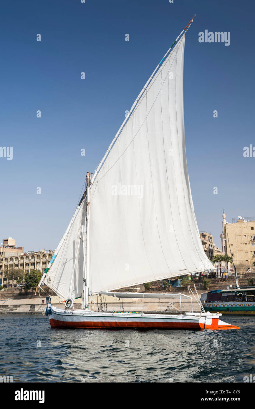 Felucca in barca a vela sul fiume Nilo vicino Isola Elefantina, Aswan, Egitto Foto Stock