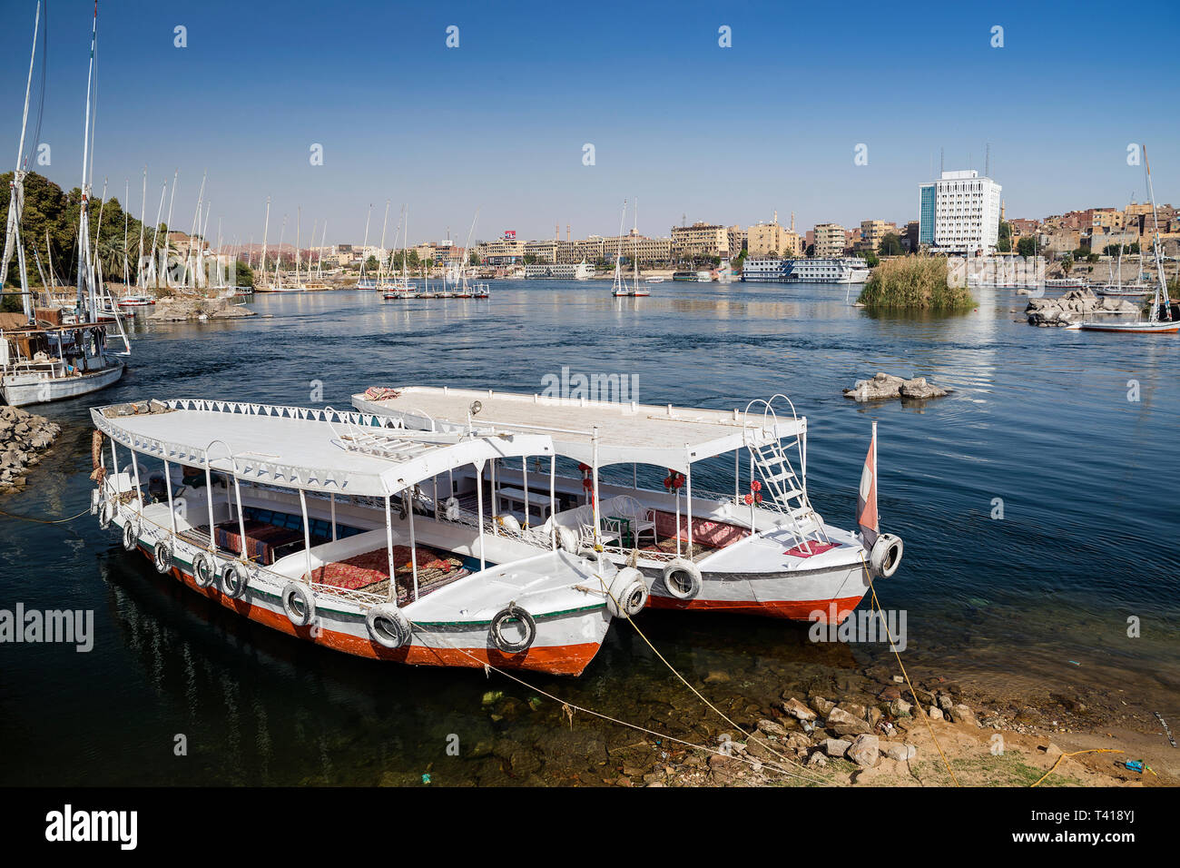 Imbarcazioni da fiume ancorato, Isola Elefantina, Aswan, Egitto Foto Stock