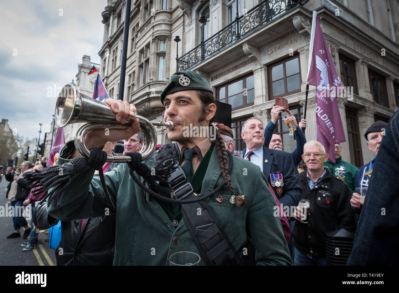 Rolling Thunder biker protesta in Westminster a sostegno di 'Soldier F" che si trova attualmente di fronte cariche dal 1972 domenica sanguinante tiri. Foto Stock