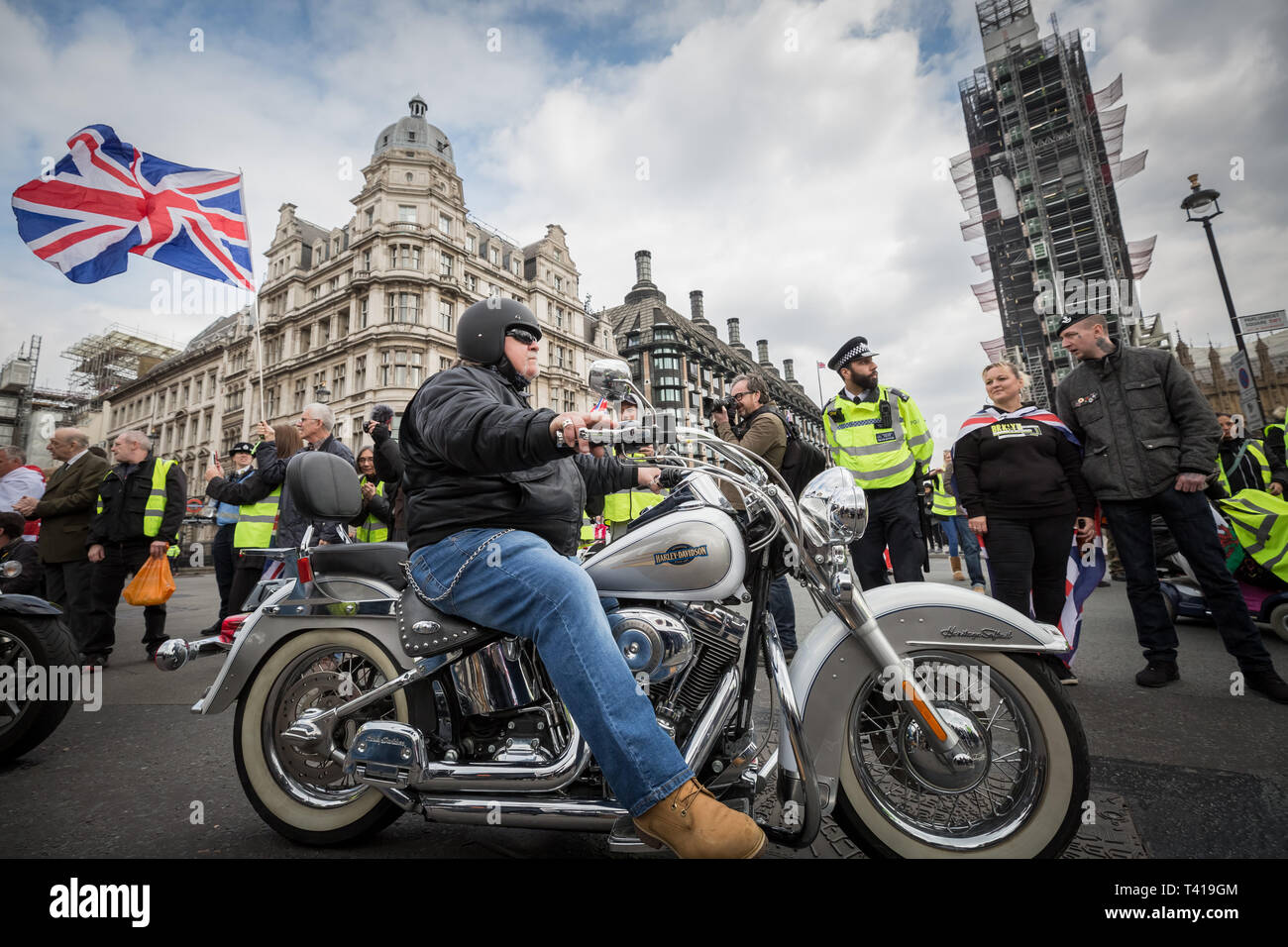 Rolling Thunder biker protesta in Westminster a sostegno di 'Soldier F" che si trova attualmente di fronte cariche dal 1972 domenica sanguinante tiri. Foto Stock