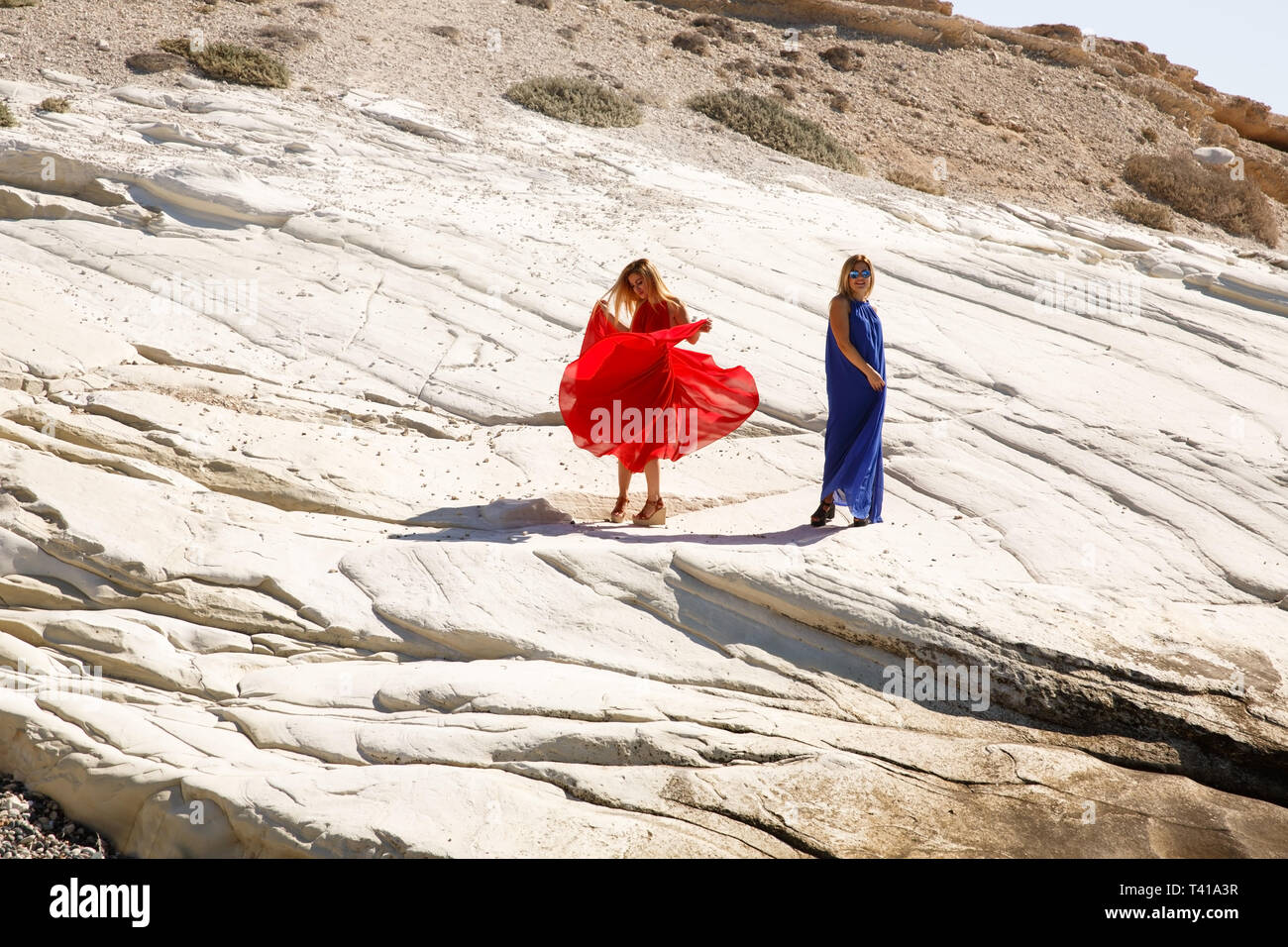 La Bionda delle donne in abiti lunghi sulla roccia bianca a Cipro. Foto Stock