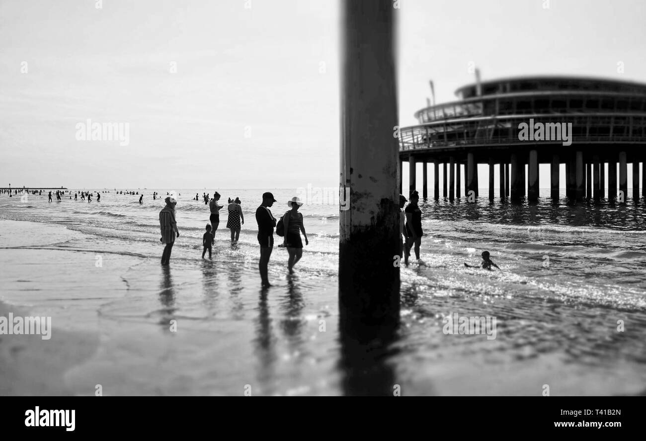 Basso angolo di visione su pali di un molo in mare in estate a Scheveningen, Paesi Bassi Foto Stock