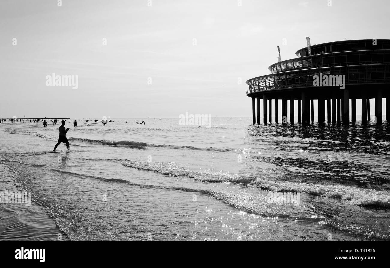 Basso angolo di visione su pali di un molo in mare in estate a Scheveningen, Paesi Bassi Foto Stock