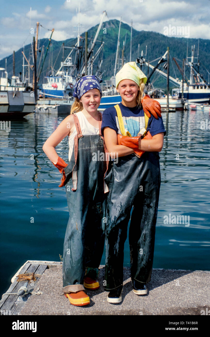 Alaska Alaskan Petersburg discendenti norvegesi villaggio di pesca porto, residenti ragazze amici che indossano slickers Wrangell Narrows Frederick Sound, Foto Stock