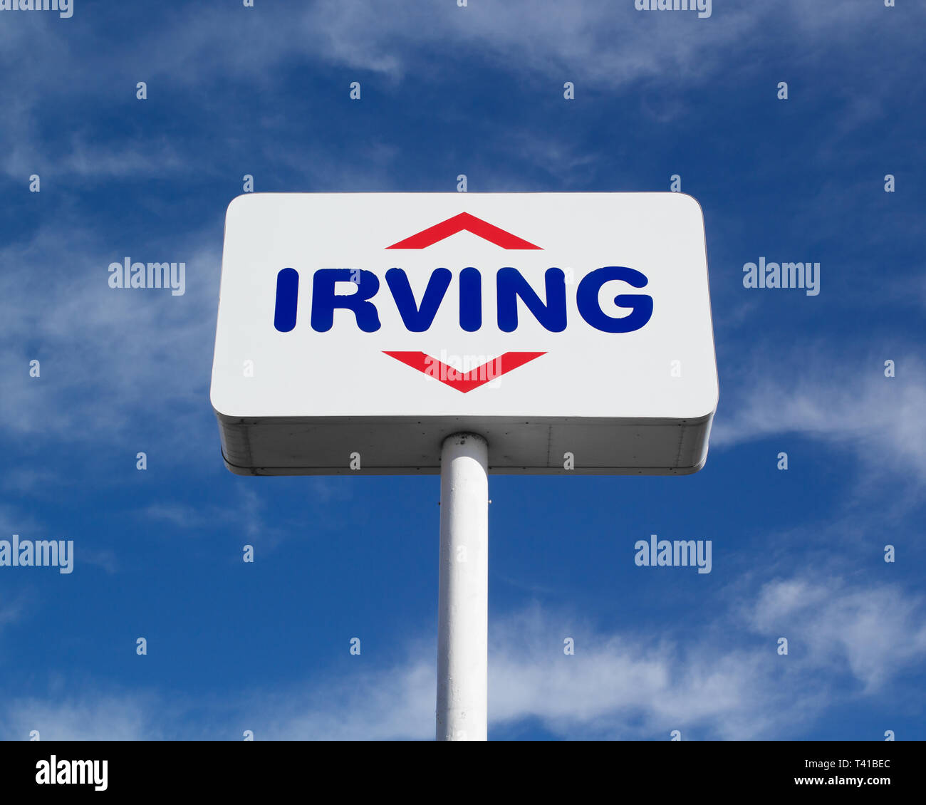 Truro, Canada - 12 Aprile 2019: Segno di Irving e sky. Irving Oil Ltd è una produzione di energia e la società esportatrice, compresa la benzina, olio e natura Foto Stock
