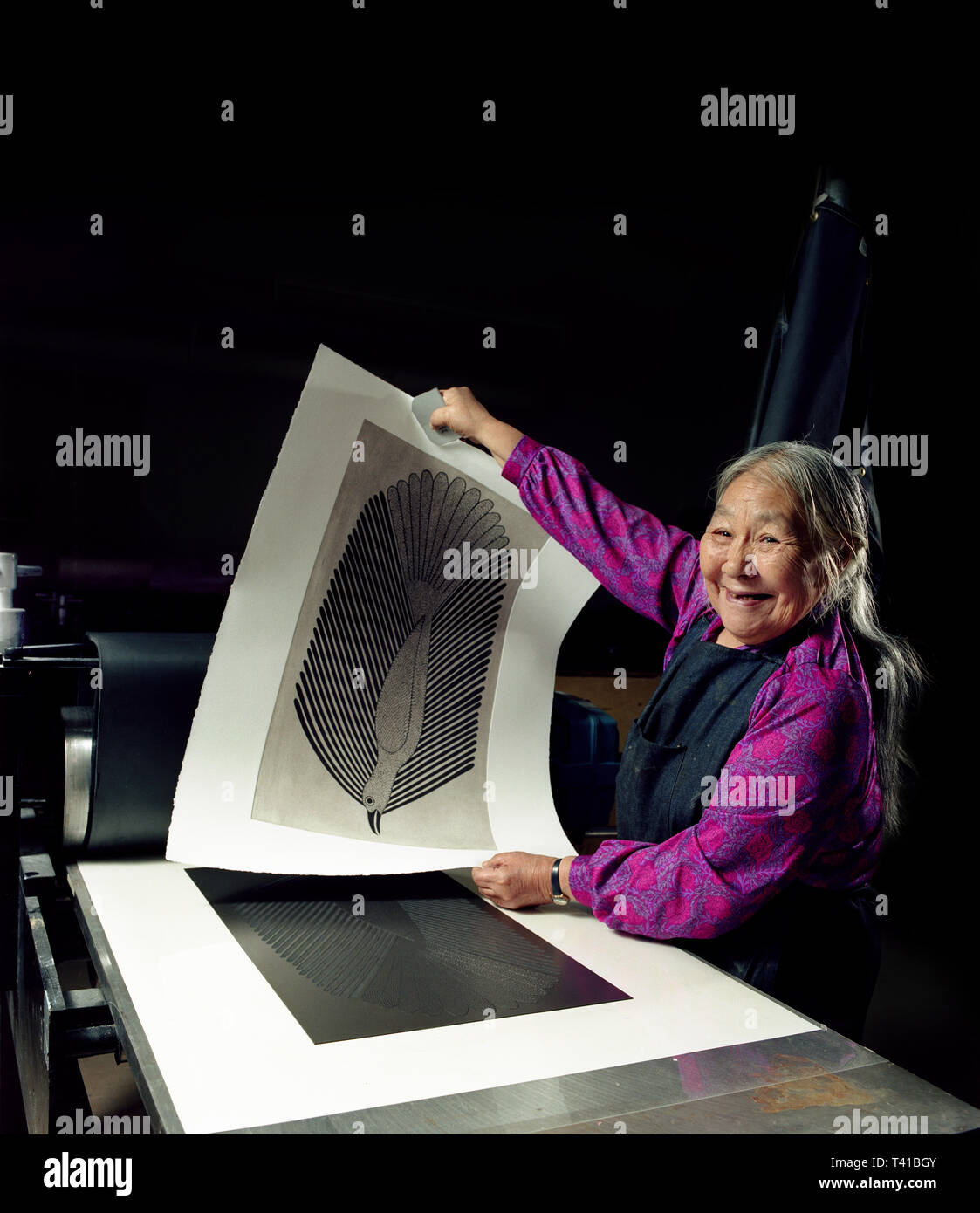 Kenojuak Ashevak visualizzando la sua arte nel suo workshop settentrionale Foto Stock