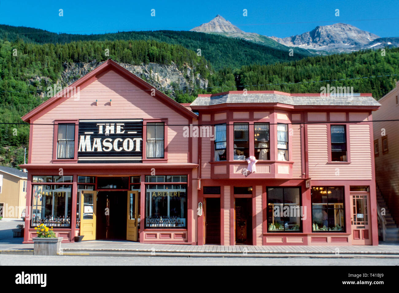 Alaska Alaskan Skagway Broadway Mascot Saloon costruito nel 1898, negozio di articoli da regalo storica città corsa oro, Foto Stock