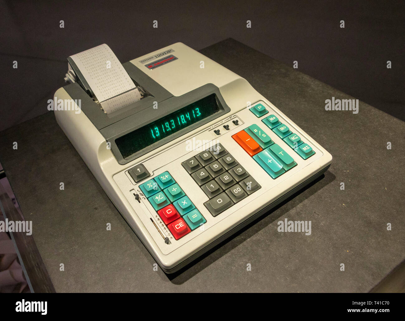 Classic Vintage calcolatrice con rotolo di carta Foto stock - Alamy