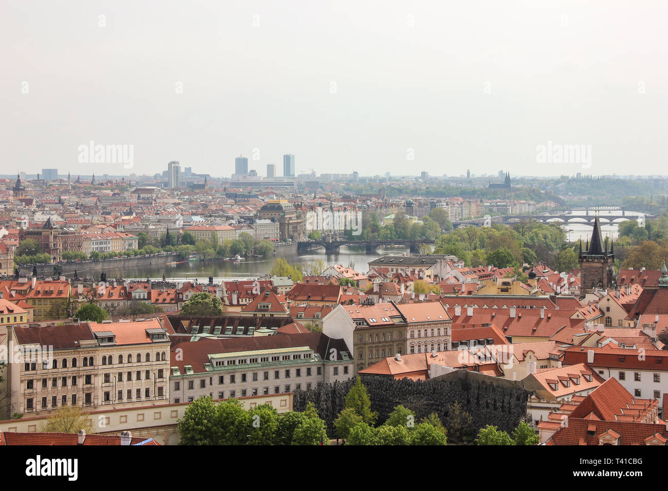 Incredibile vista panoramica dal castello di Praga al centro storico di Praga, gli edifici ed i monumenti della città vecchia. Orizzonte vista infinita Foto Stock