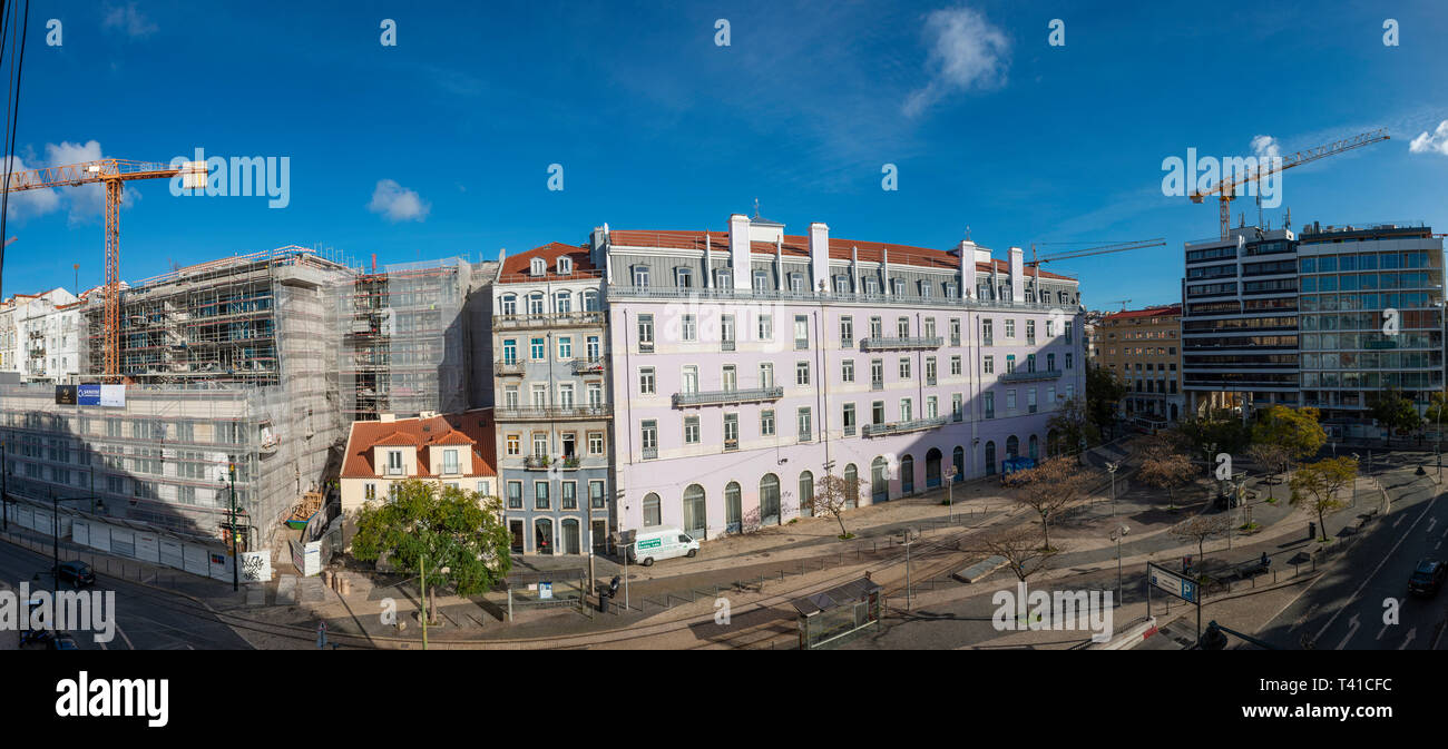 Una vecchia casa quasi completamente circondato da nuovi sviluppi della città di Lisbona, Portogallo Foto Stock
