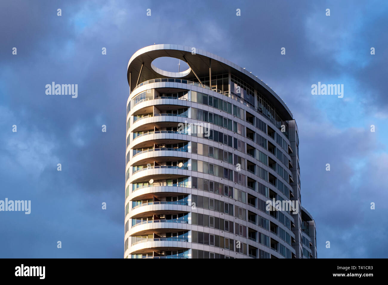 La costruzione di un centro business.cielo nuvoloso .edificio alto su uno sfondo con cielo nuvoloso. Nuvole grigio. Foto Stock