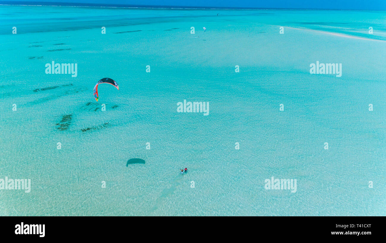 Il kite surf a jambiani, Zanzibar Foto Stock