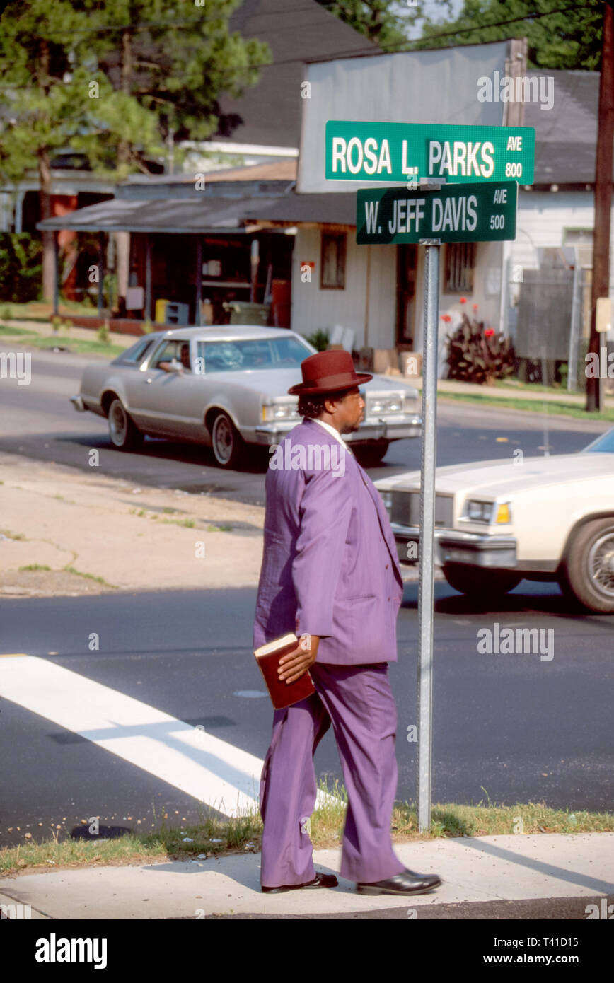 Alabama Montgomery strada segni angolo, Rosa Parks Avenue W. Jeff Davis uomo nero viola vestito domenica chiesa abbigliamento, Foto Stock