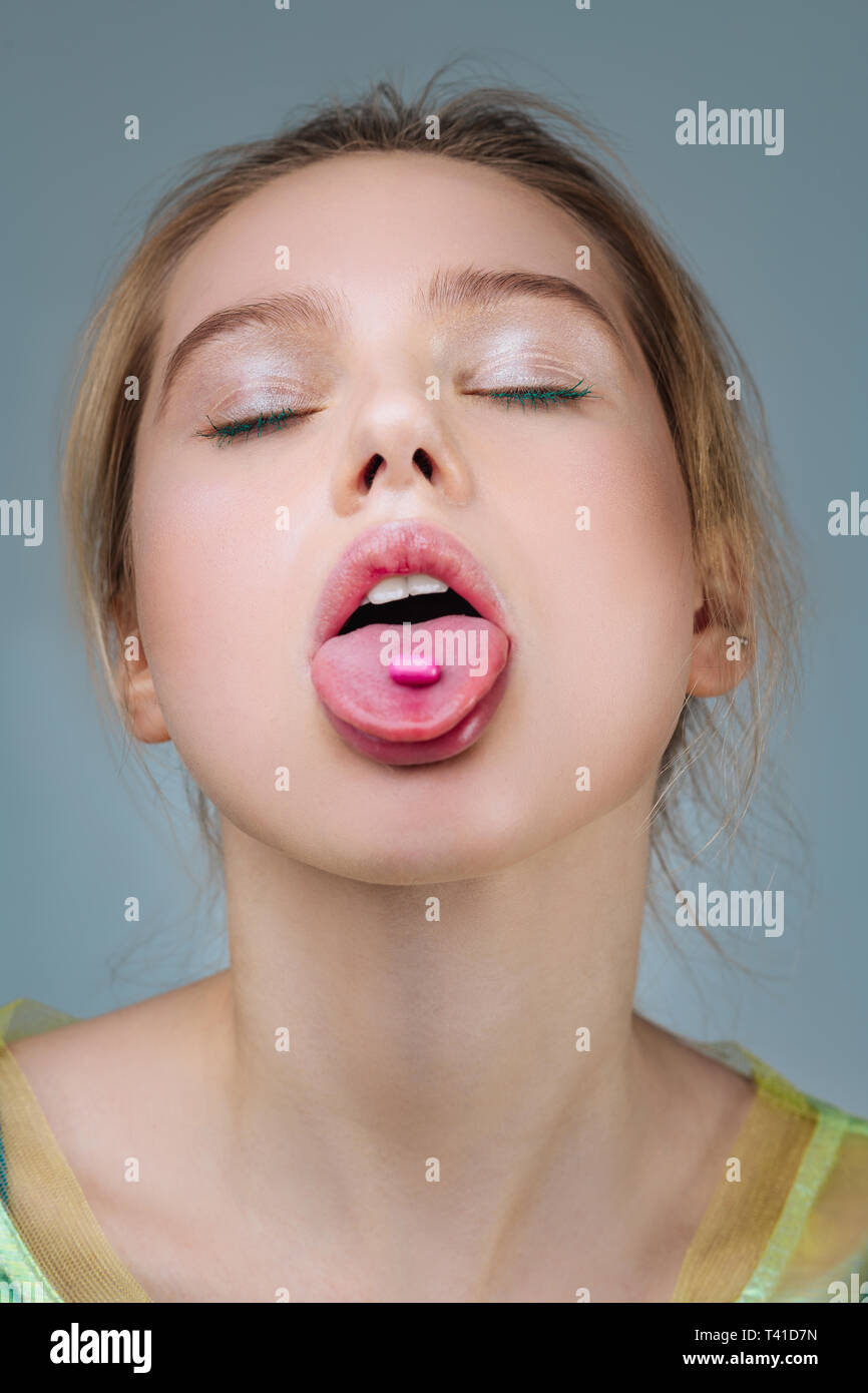 Con la bocca aperta. Biondo professionale modello insolito con trucco naturale in posa con la bocca aperta Foto Stock
