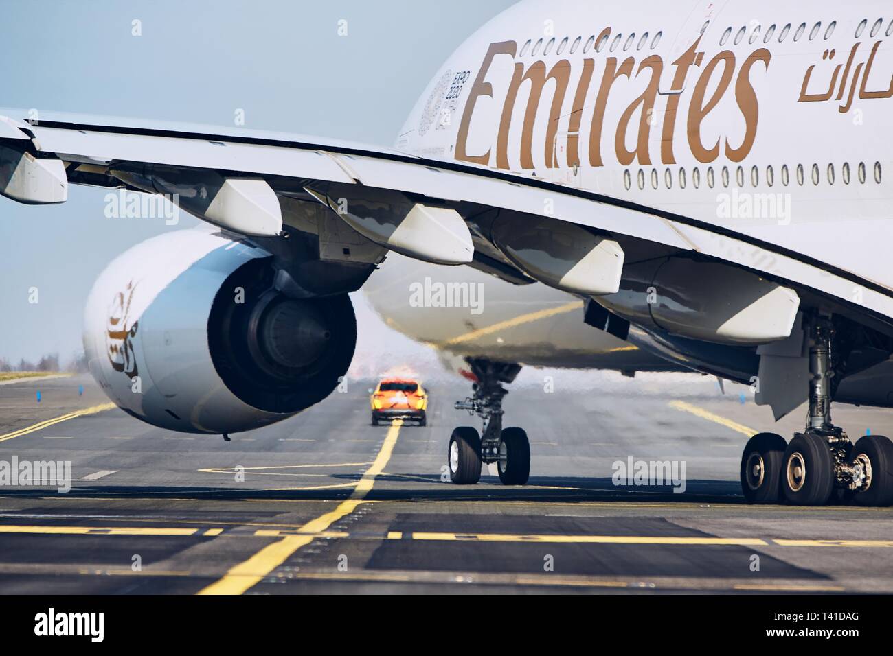 Praga, Repubblica Ceca - 29 Marzo 2019: Emirates Airbus A380 seguire un aeromobile marshaller auto in pista per decollare da Vaclav Havel aeroporto Praga o Foto Stock