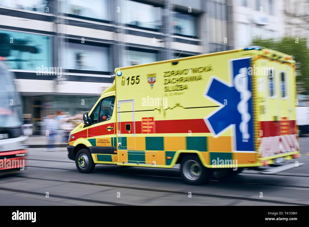Praga, Repubblica Ceca - 9 Aprile 2019: ambulanza del servizio di emergenza medica correndo sulla strada a Piazza Venceslao a Praga il 9 aprile 20 Foto Stock