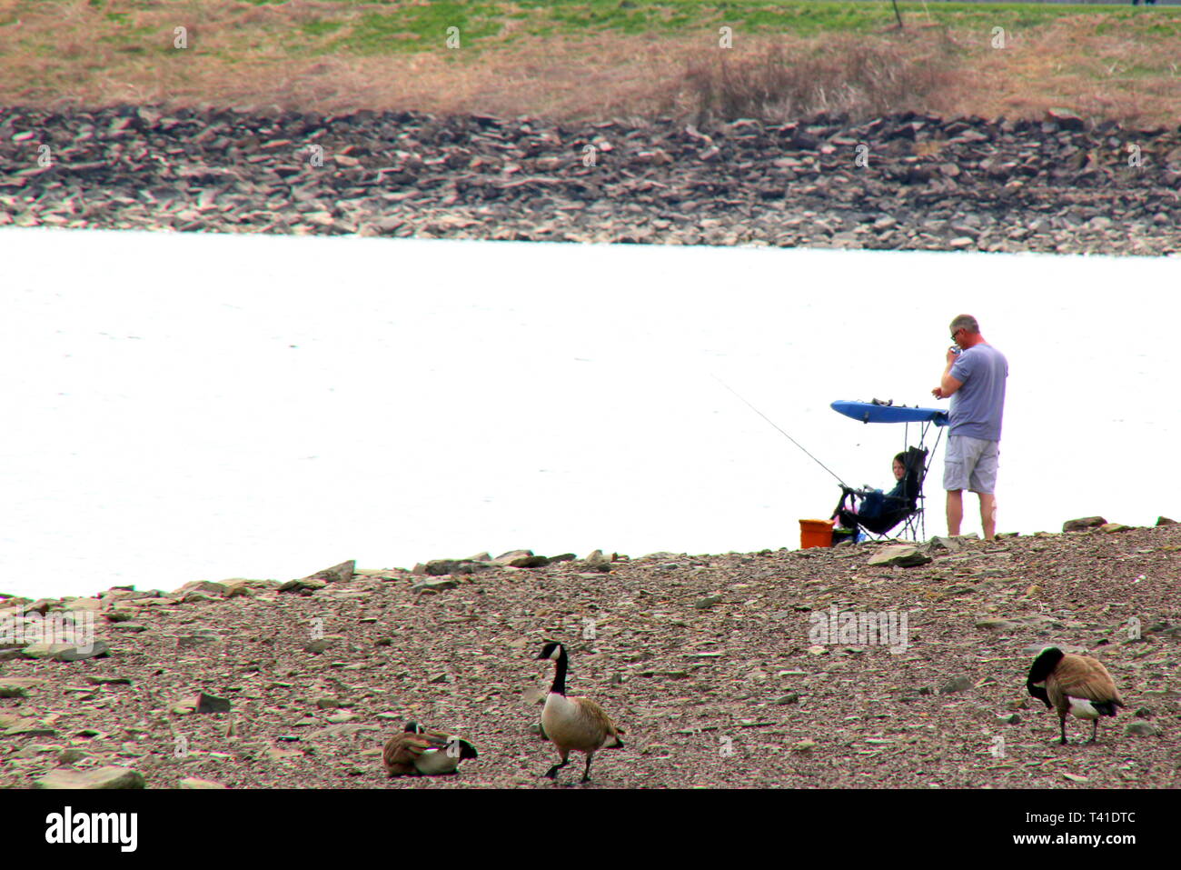 Persone sre a pesca di thelke su questa giornata di primavera. Foto Stock