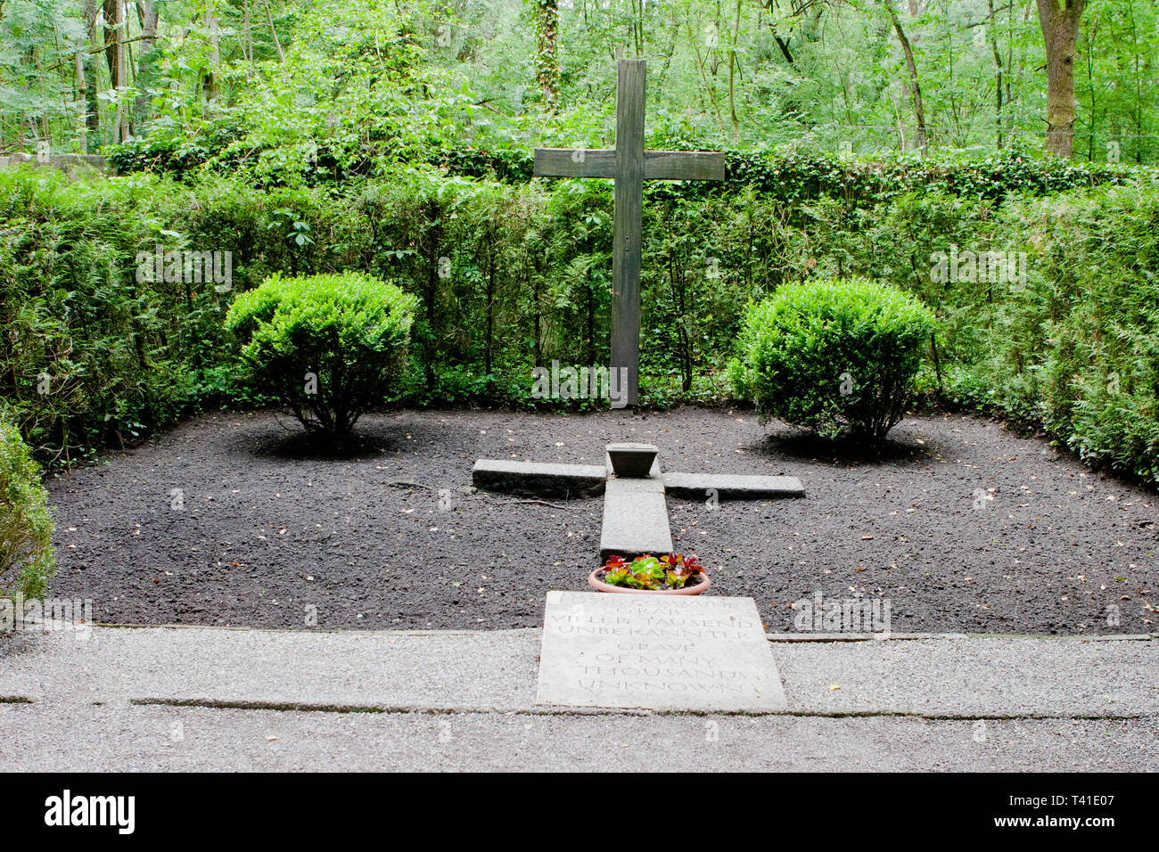 Croce di legno e il memorial al campo di concentramento di Dachau Foto Stock