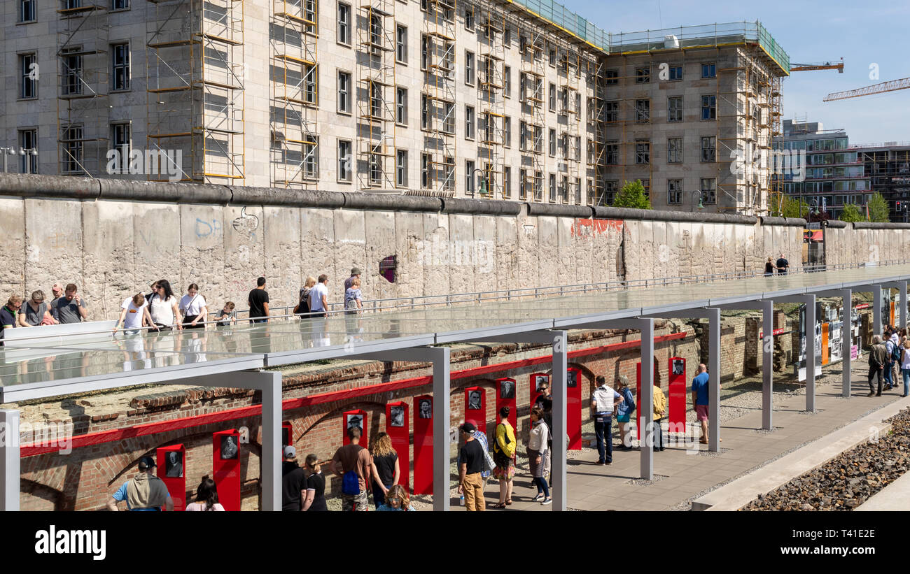 Berlino - Aprile 28, 2018: turisti oltrepassando una parte del muro di Berlino alla topografia del terrore Centro di documentazione. Foto Stock