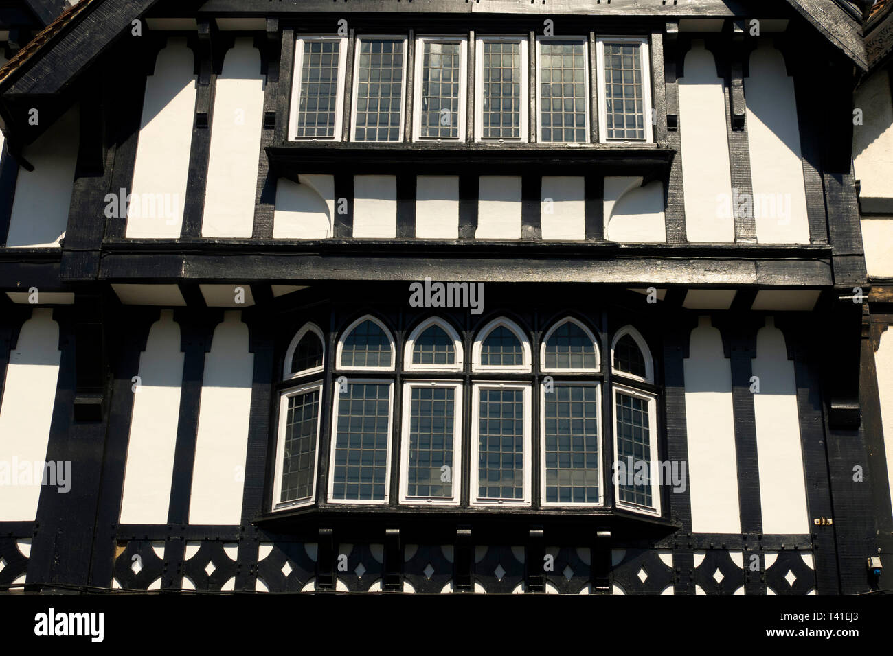 Nero e bianco edificio con travi di legno Foto Stock