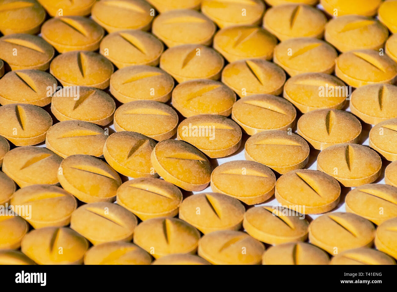 Giallo pillole di prescrizione versato su una tabella. Sfondo per la dipendenza da oppioidi concetto e l'industria farmaceutica Foto Stock
